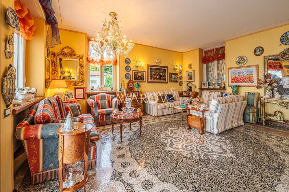 Villa te koop in Stresa aan de oever van het meer