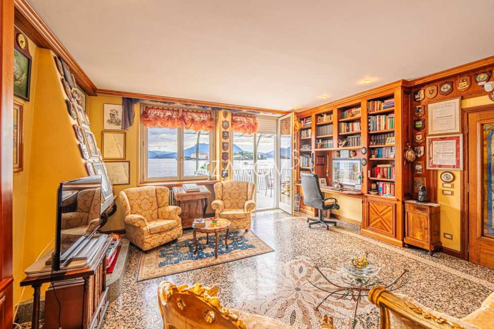 Villa for sale in Stresa on the lake shore