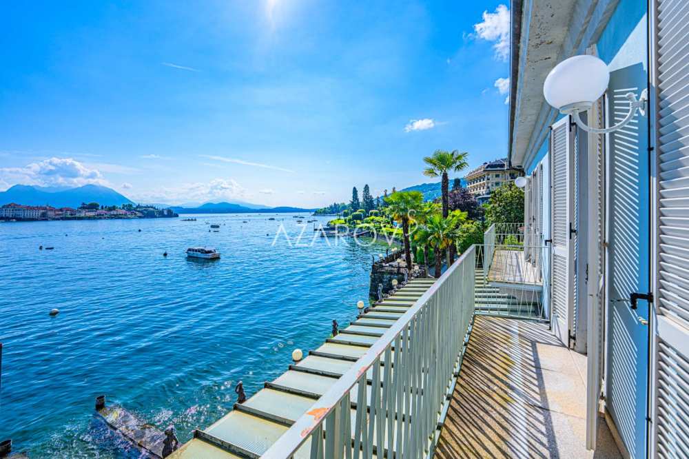 Villa till salu i Stresa vid sjöstranden