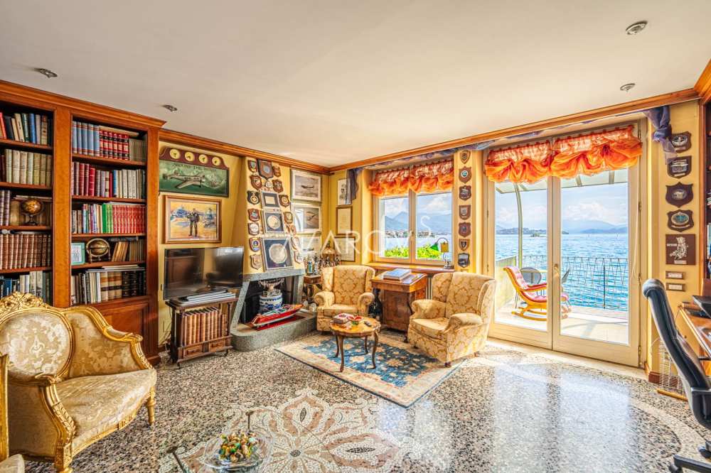 Villa for sale in Stresa on the lake shore