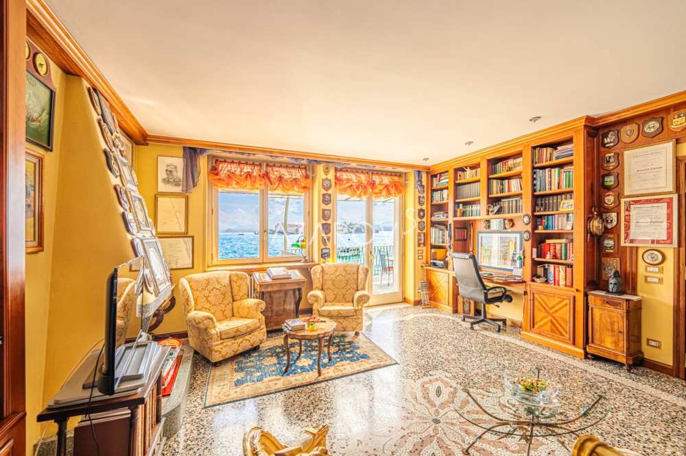 Villa te koop in Stresa aan de oever van het meer