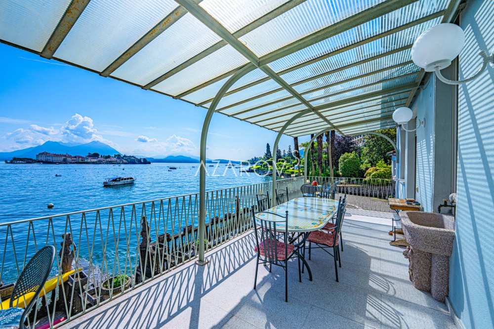 Villa till salu i Stresa vid sjöstranden