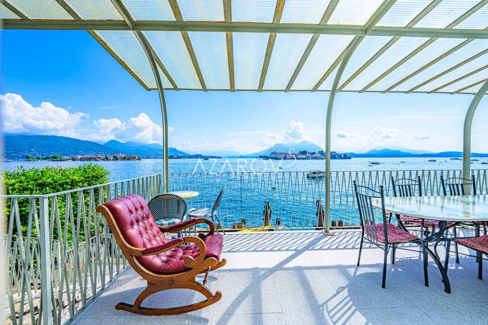 Villa for sale in Stresa on the lake shore