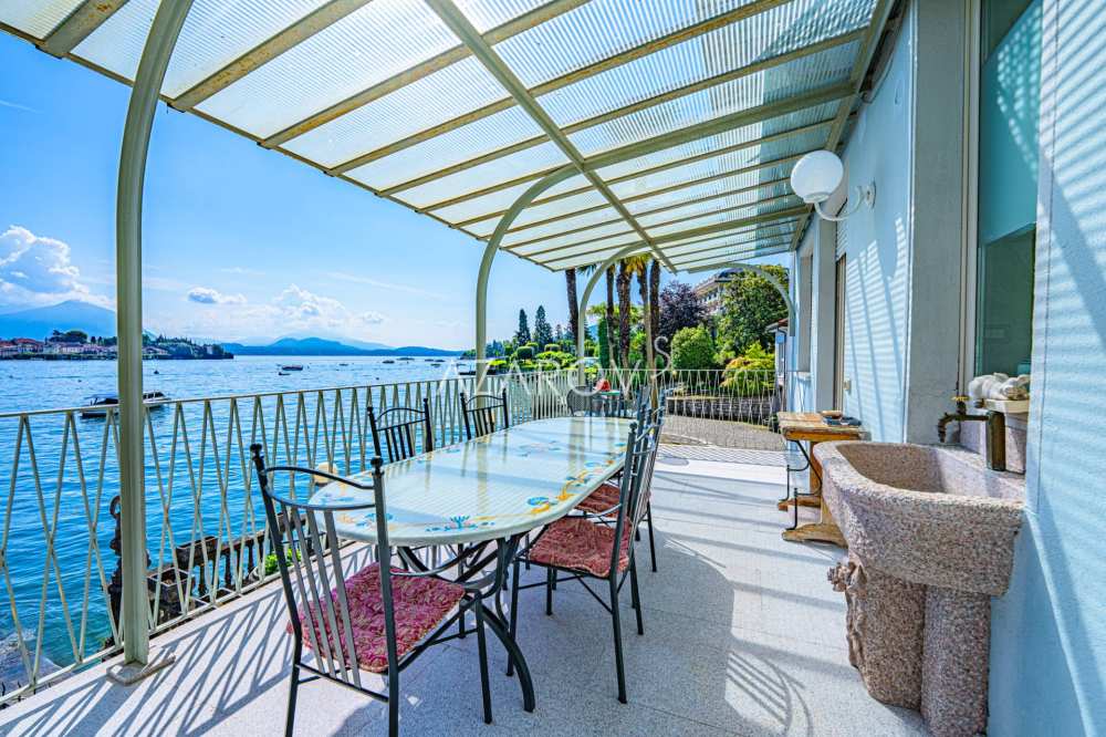 Villa in vendita a Stresa in riva al lago