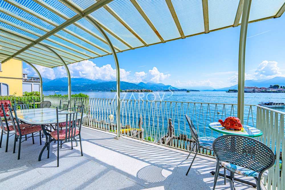 Villa te koop in Stresa aan de oever van het meer