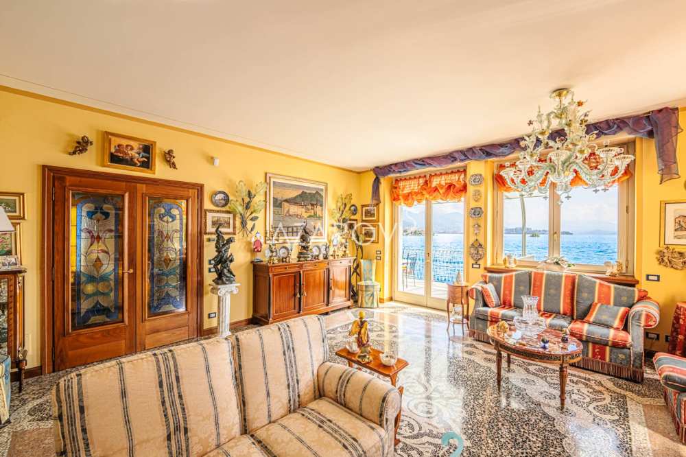 Villa te koop in Stresa aan de oever van het meer