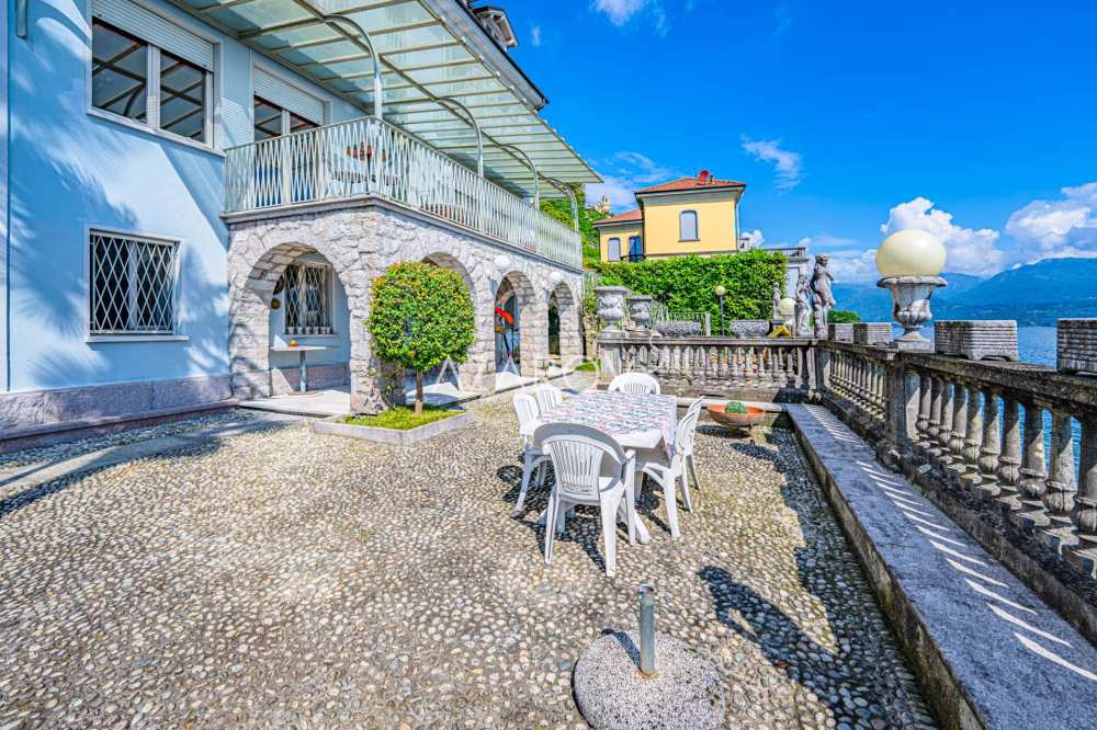 Villa in vendita a Stresa in riva al lago