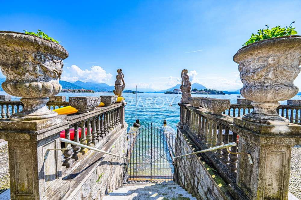 Villa for sale in Stresa on the lake shore