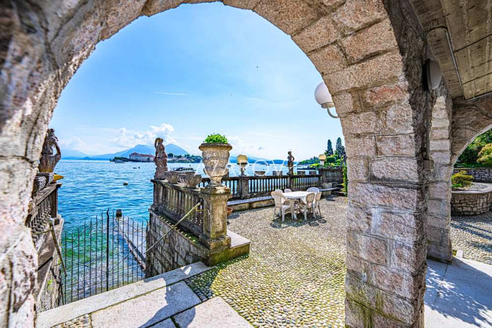 Villa for sale in Stresa on the lake shore