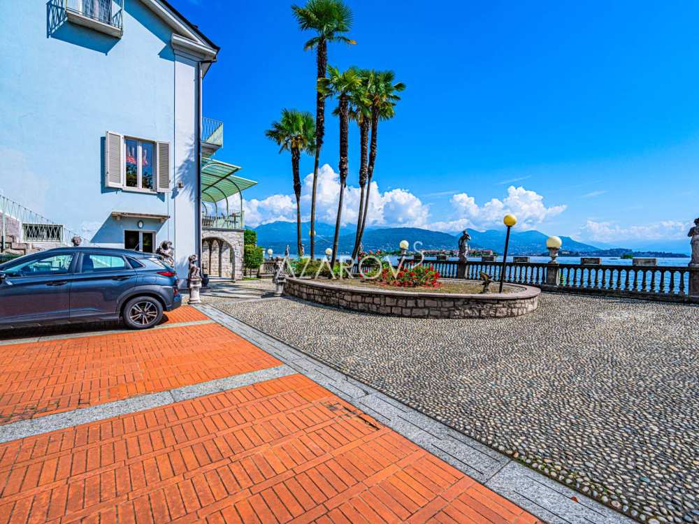 Villa till salu i Stresa vid sjöstranden