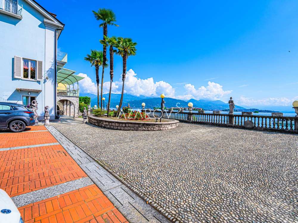 Villa for sale in Stresa on the lake shore