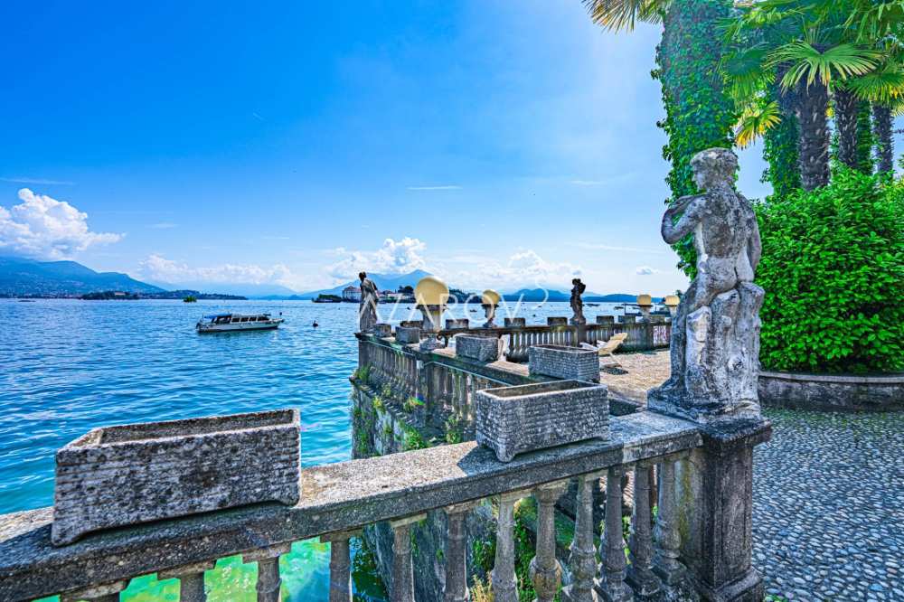 Villa te koop in Stresa aan de oever van het meer