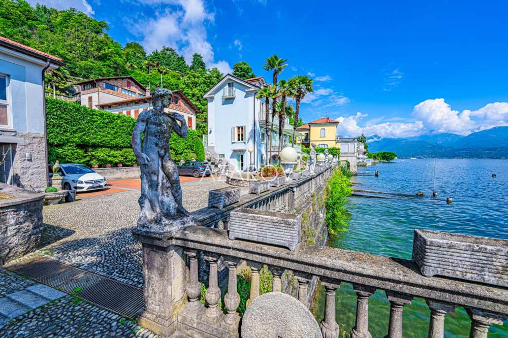 Villa te koop in Stresa aan de oever van het meer