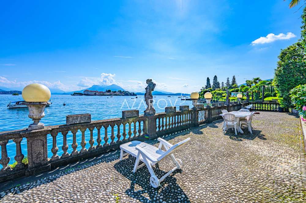 Villa till salu i Stresa vid sjöstranden