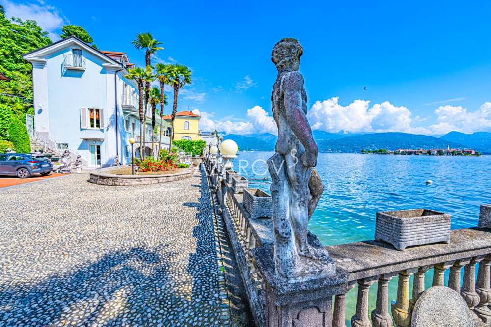 Villa for sale in Stresa on the lake shore