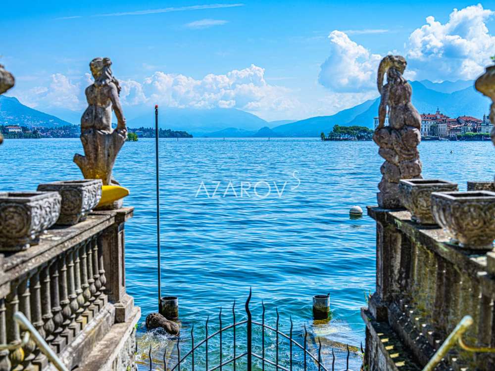 Villa for sale in Stresa on the lake shore