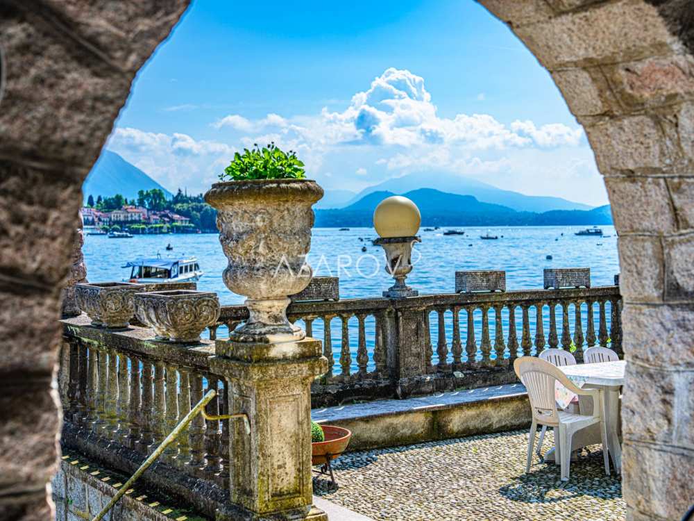 Villa for sale in Stresa on the lake shore