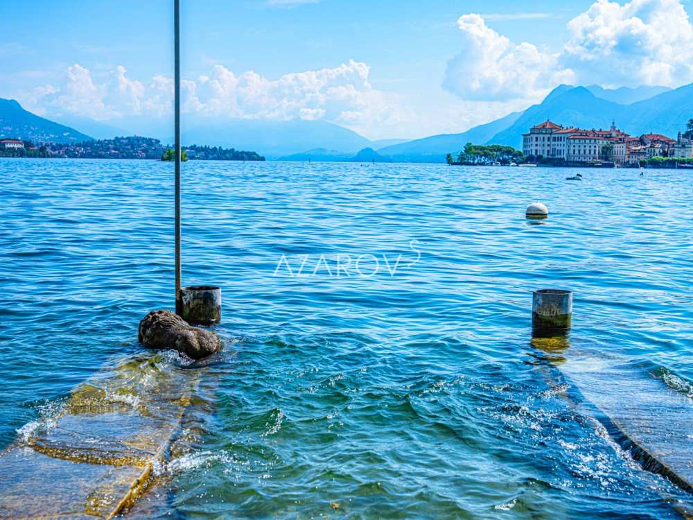 Villa till salu i Stresa vid sjöstranden