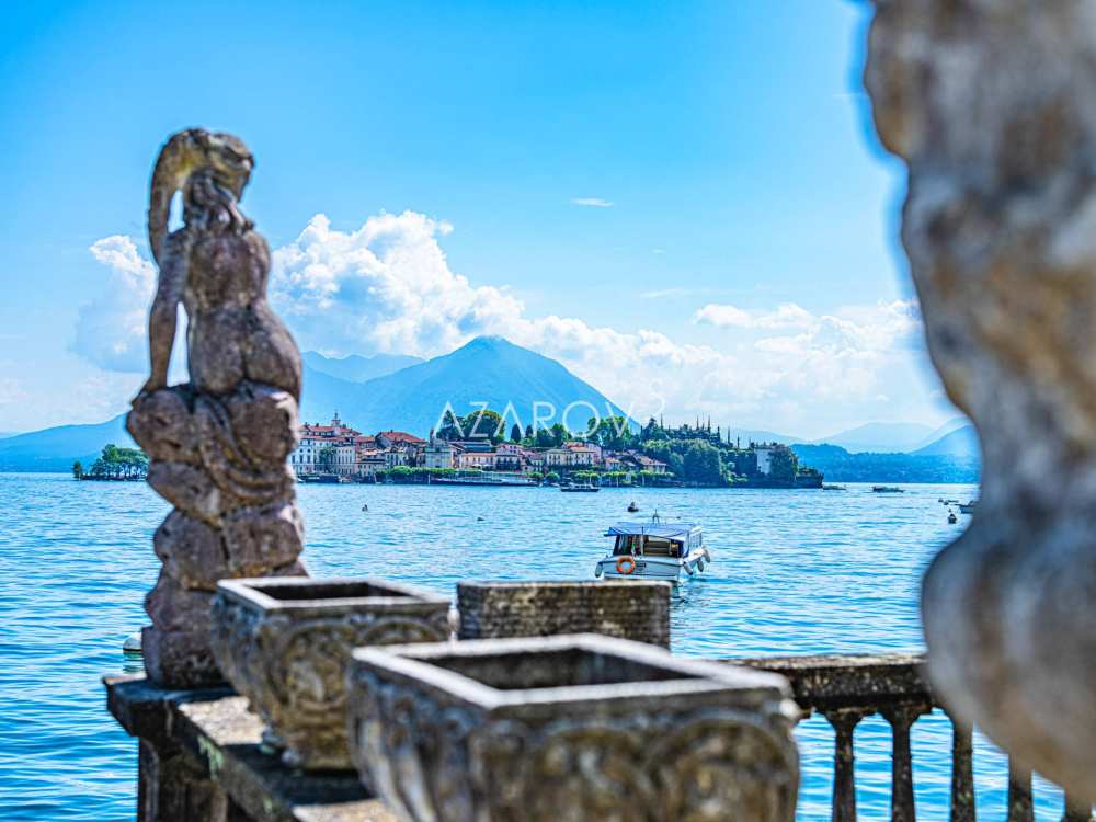 Villa te koop in Stresa aan de oever van het meer