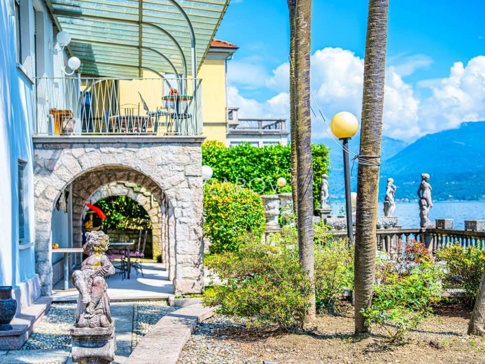 Villa for sale in Stresa on the lake shore