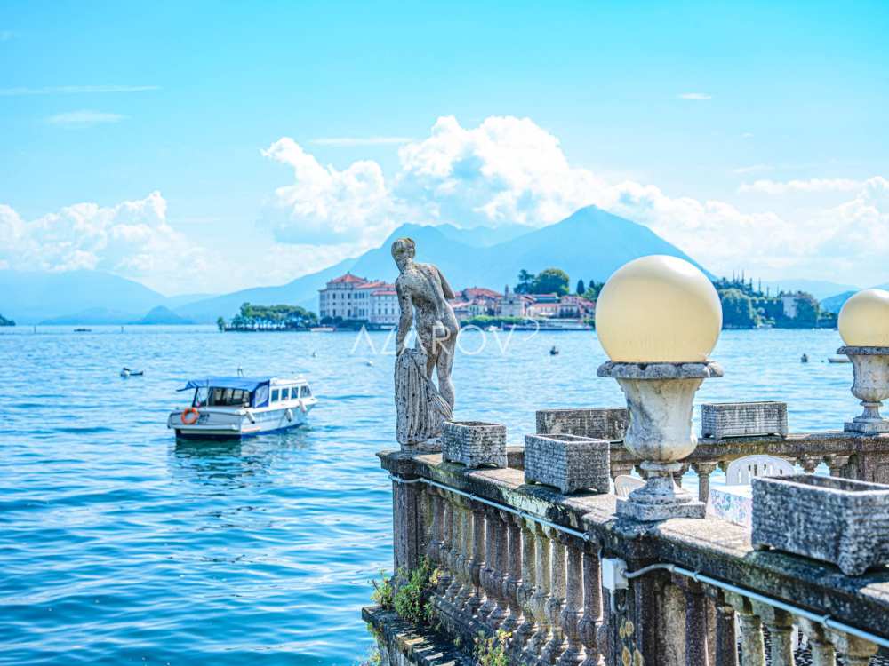 Villa till salu i Stresa vid sjöstranden