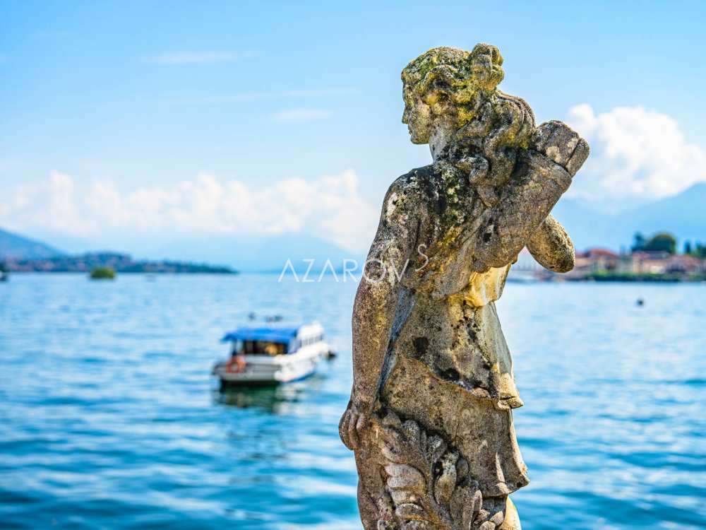 Villa in vendita a Stresa in riva al lago