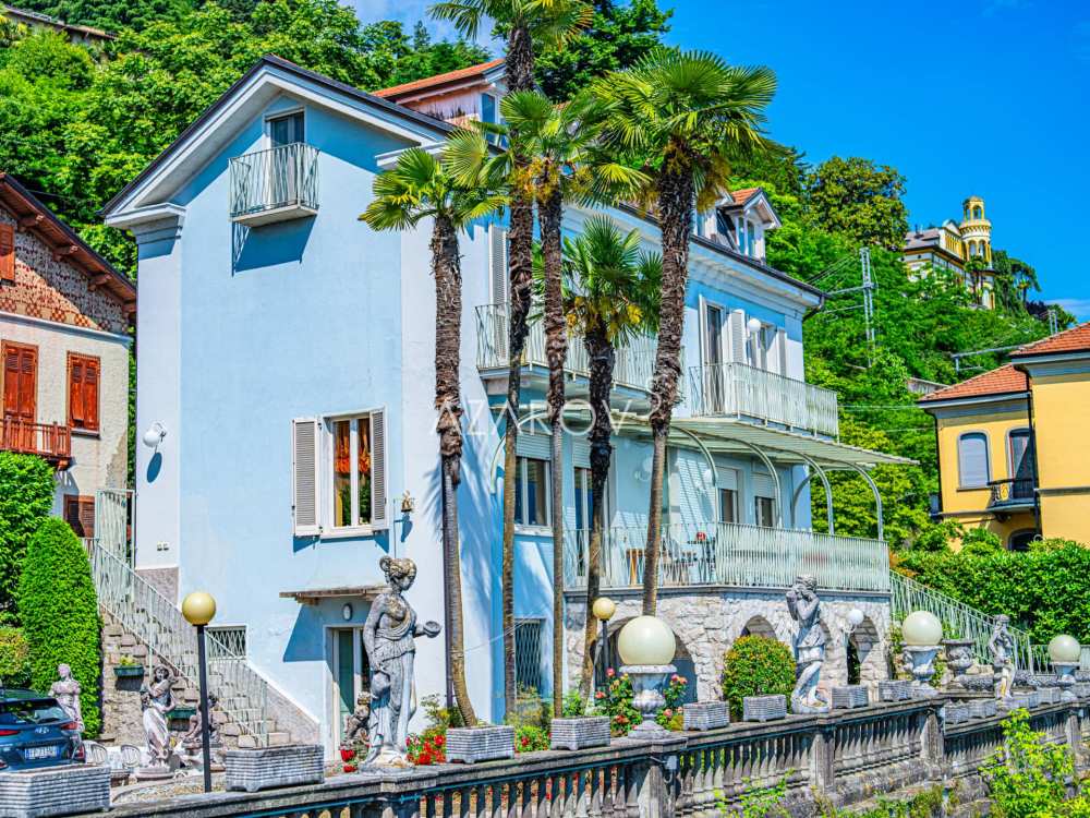 Villa for sale in Stresa on the lake shore