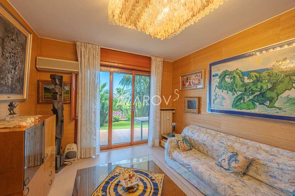 Apartment with garden by the sea in Ospedaletti