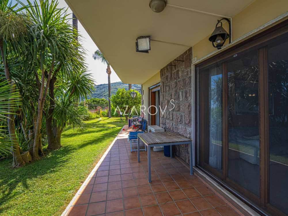 Apartment with garden by the sea in Ospedaletti