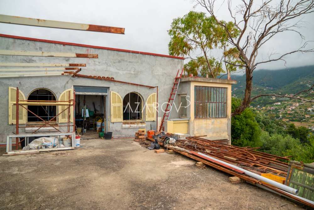 Hus under restaurering i Sanremo