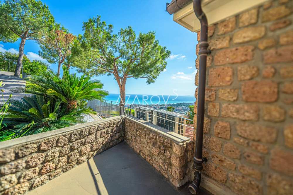 Bordighera'da deniz manzaralı villa