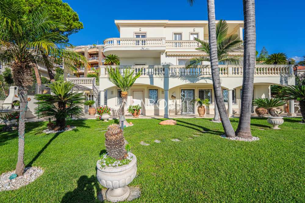 Luksusa villa pie jūras Sanremo