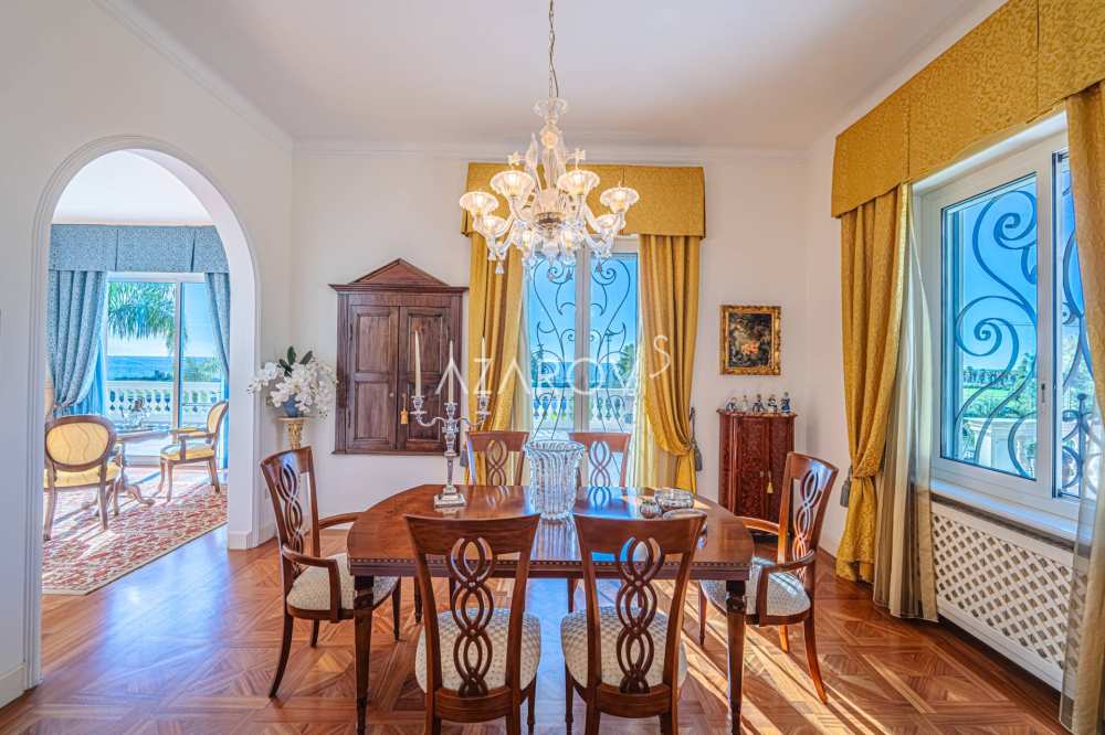 Luksusa villa pie jūras Sanremo